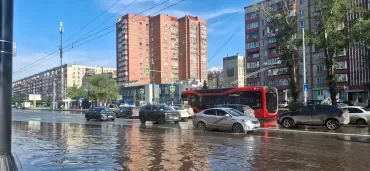 Фото Алексей Лошкин рассказал, почему затопило улицу Братьев Кашириных в Челябинске