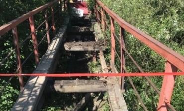 Фото В Златоусте обвалился мост через реку Каменку, жители падают с него и бьют тревогу