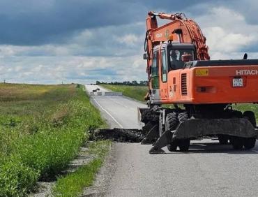 Фото На дорогах Миасса устраняют последствия подтоплений