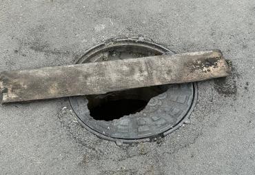 Фото В Челябинске рядом с образовательным центром "Ньютон" замечен открытый колодец