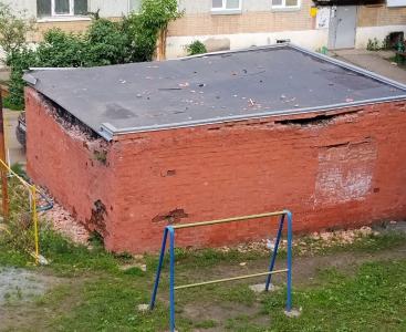Фото Чуриловцы пожаловались губернатору на опасное строение во дворе жилого дома