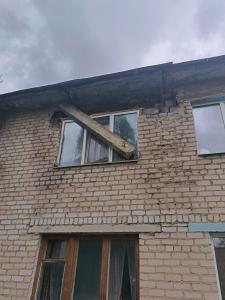 Фото В Аше после обрушения стены жилого дома окно перекрыла бетонная балка