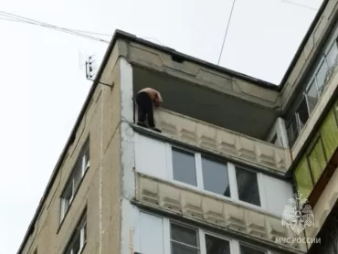 Фото Опасная прогулка: челябинца сняли с карниза балкона на десятом этаже