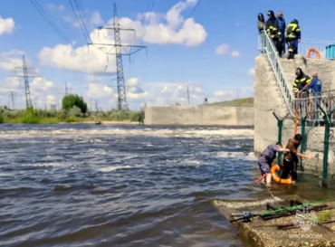 Фото Под Южноуральским водохранилищем спасли подростка, унесённого течением к дамбе