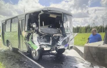 Фото Две женщины пострадали в результате столкновения автобуса и погрузчика на Южном Урале