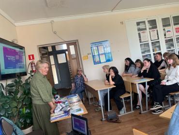 Фото Классная встреча! В гостях у коркинских студентов побывала поэтесса и художница Алла Федосеенкова