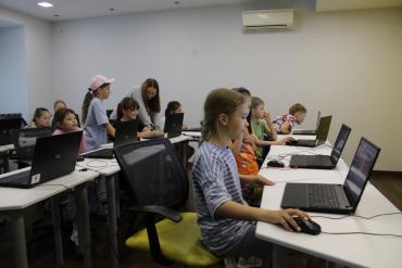 Фото Более 380 саткинских школьников попробовали себя в IT за три недели
