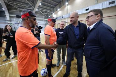 Фото Спорт без границ: Артём Жога и Алексей Текслер оценили площадку для незрячих футболистов в Челябинске