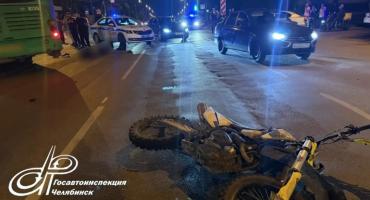 Фото В Челябинске в столкновении с автобусом погиб водитель питбайка