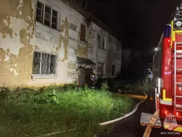 Фото В Челябинске пожарные спасли четырёх жильцов двухэтажки