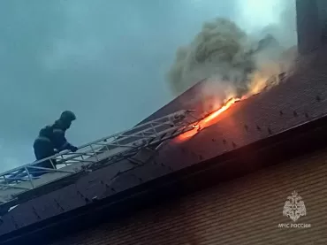 Фото МЧС: Причиной огненного ЧП в Западном стал грозовой разряд