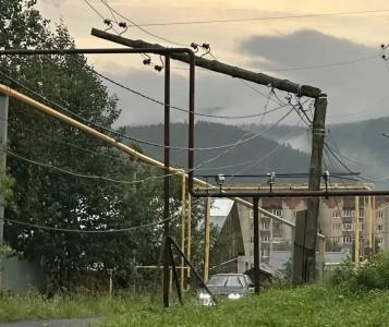 Фото Восстановлено электроснабжение большинства потребителей Златоуста, нарушенное грозой и ветром