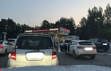 Фото   Жители Челябинской области жалуются на дефицит бензина и просят стабилизировать ситуацию