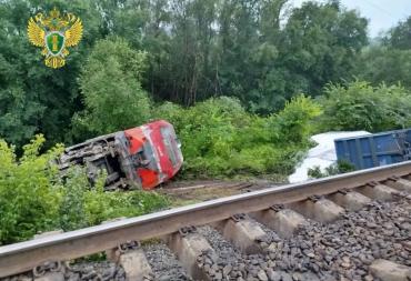 Фото Размыв полотна: в Пермском крае сошли с рельсов вагоны и локомотив грузового поезда