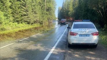 Фото На подтопленном участке трассы в Свердловской области открыто реверсивное движение