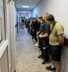 Фото В Челябинске полиция проверила 69 горожан и изъяла опасные предметы, большинство задержанных оказались несовершеннолетними