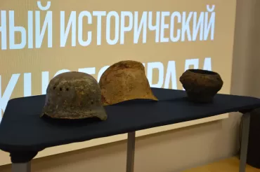 Фото  Что скрывал Миасс?  На дне реки в Челябинске нашли немецкую каску и старинный горшок