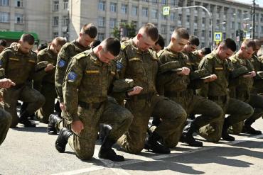 Фото Рекордный выпуск защитников: Алексей Текслер поздравил выпускников военного учебного центра ЮУрГУ