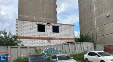Фото Брошенный бывшим владельцем пристрой на Мамина в Челябинске ищет нового хозяина