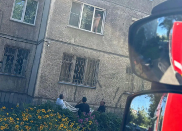 Фото Девочка в окне: челябинские пожарные предотвратили трагедию