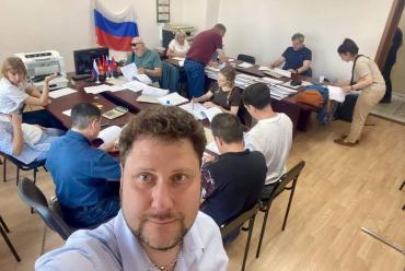Фото Прием завершен, а в избиркоме Магнитки кандидат уже более 14 часов дооформляет документы 