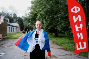 Фото В Озёрске студенты со всей страны пробежали три километра с флагом России