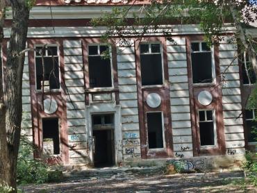 Фото Бывшая больница в Копейске несёт угрозу безопасности детей и мешает людям спать