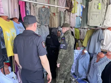 Фото  На рынке в пригороде Челябинска работали военное следствие, полиция и ОМОН (ВИДЕО)