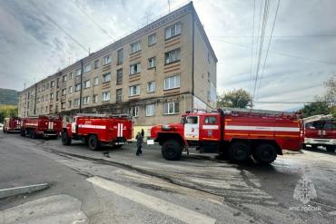 Фото Спасатели МЧС вывели троих жильцов из горящей квартиры в Миассе