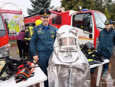 Фото Площадка пожарных в парке Гагарина стала одной из самых ярких на параде профессий