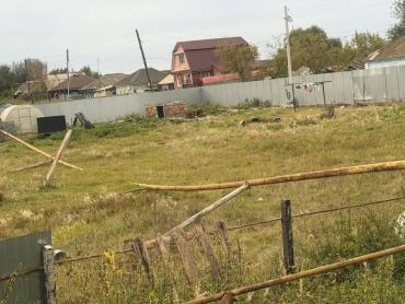 Фото В частном секторе посёлка Пионерской упала газовая труба, жители ждут беды