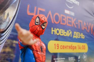 Фото В Карабаше показали «Человека-паука» на уникальном экране и вживую услышали голос главного героя