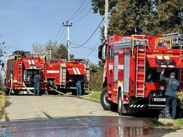 Фото Сотрудники МЧС России тушат пожар в посёлке Саргазы