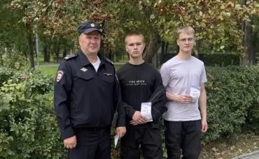 Фото Челябинские полицейские подробно разъяснили горожанам вопросы поступления на службу