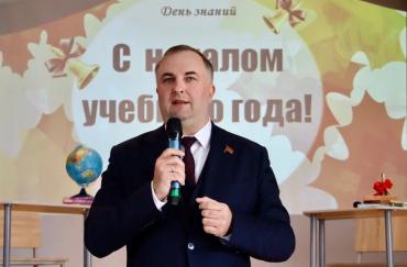 Фото День знаний: Олег Гербер призвал учеников ценить школьные годы и уважать труд педагогов