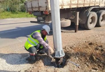 Фото На дороге к железнодорожной станции Куса устанавливают опоры и светильники