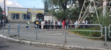 Фото Льготы с боем: как челябинские студенты выстаивают часы за дешёвым проездом