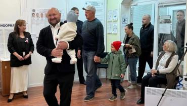 Фото Семейная традиция на Южном Урале: И стар, и млад приходят на выборы семьями (фото)
