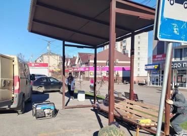 Фото Пассажирам Златоуста вернули вырванную ветром остановку