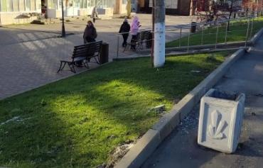 Фото  В Златоусте убрали вырванную ветром остановку с зависшей в воздухе скамейкой 