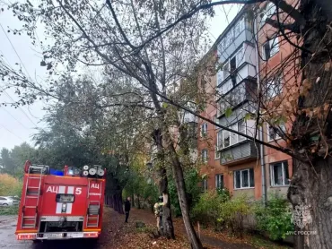 Фото  В Челябинске 12-летний мальчик просил о помощи с карниза четвёртого этажа