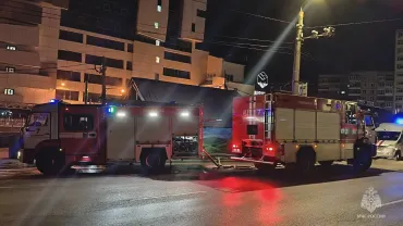 Фото На улице Молодогвардейцев в Челябинске загорелся торговый павильон