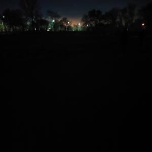 Фото В Магнитогорске пожаловались на отсутствие фонарей на поле у школы № 41