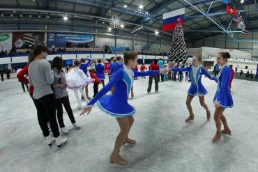 Фото В Челябинске зажглась «олимпийская» елка