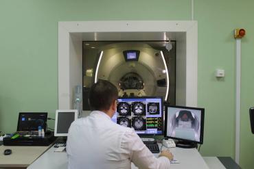 Фото В Челябинской областной больнице появился уникальный аппарат МРТ для очень полных пациентов