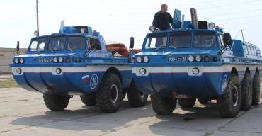 Фото Спасатели ЦВО на учениях эвакуирует терпящий бедствие экипаж самолёта