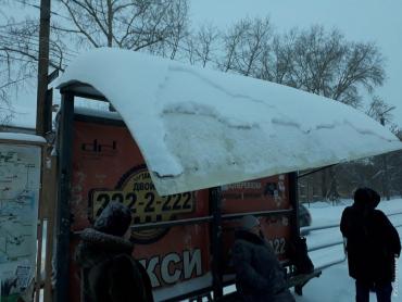 Фото Жители Тракторозаводского района Челябинска опасаются, что крыша остановки рухнет им на голову