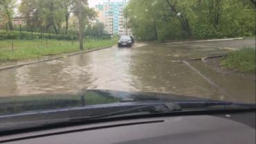 Фото В Миассе на улицу Богдана Хмельницкого вернулась гигантская лужа