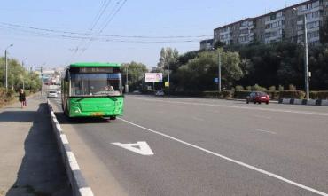 Фото Приоритет - общественному транспорту: в центре Челябинска обустраивают выделенные полосы