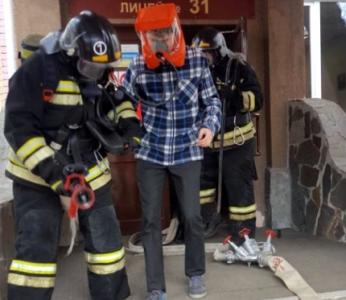 Фото В 31 лицее во время учебной эвакуации два ученика не успели выйти из здания